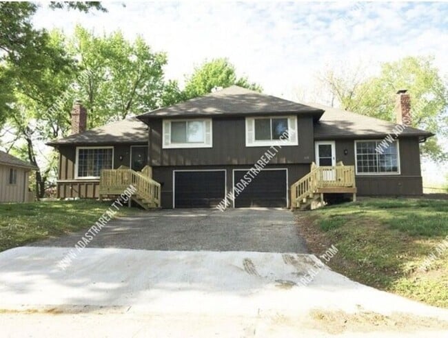 Building Photo - Beautiful Spacious Duplex in Paola-Available in MAY!!!