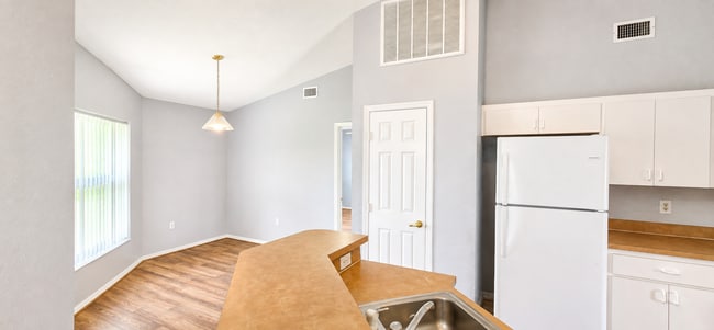 Photo - 954 Highland Crest Cir