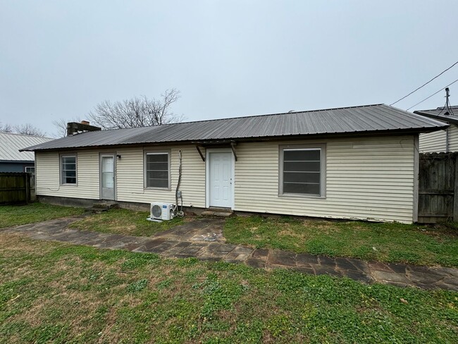 Building Photo - ALL UTILITIES INCLUDED - 2 Bedroom/ 1 Bath Home Unit 540 Searcy Street