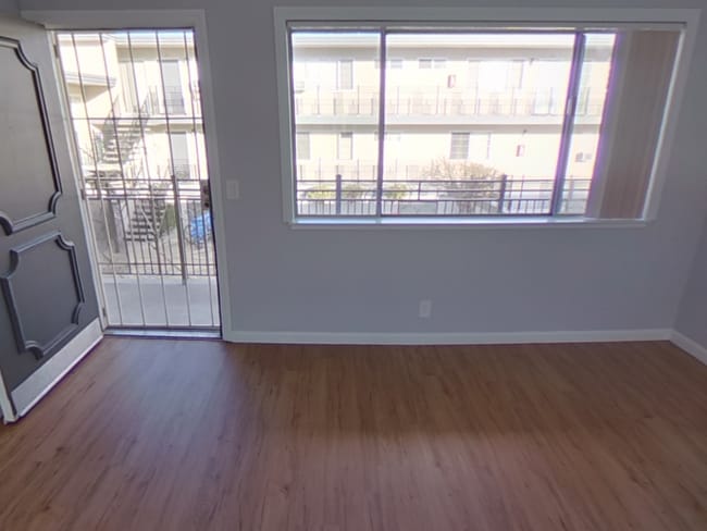 Photo - Colonial Way Apartments