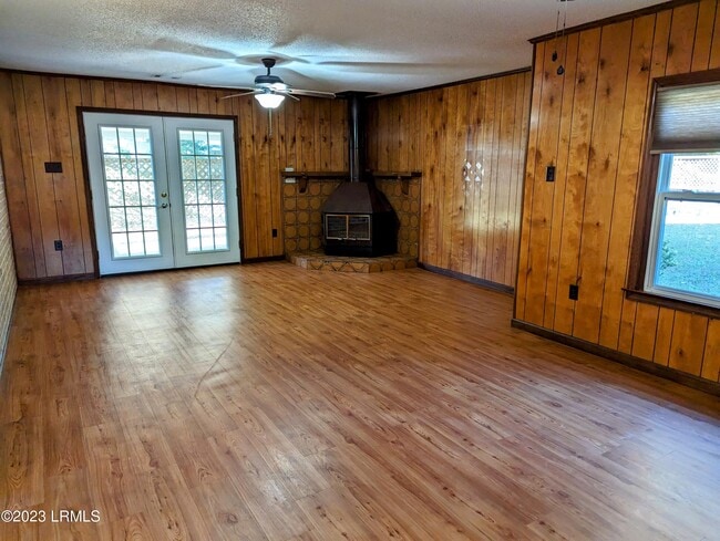 Photo - 611 Broad River Dr