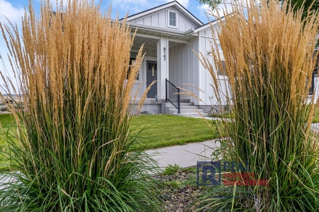 Photo - MOVE IN SPECIAL - Beautiful Brand New 6 be...
