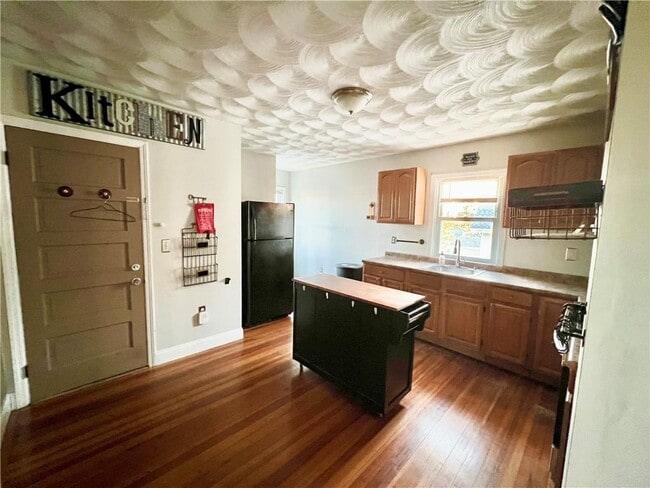 Photo - 360 Weeden St Unit 3