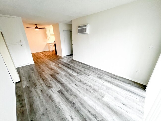 11118 Moorpark Apartments