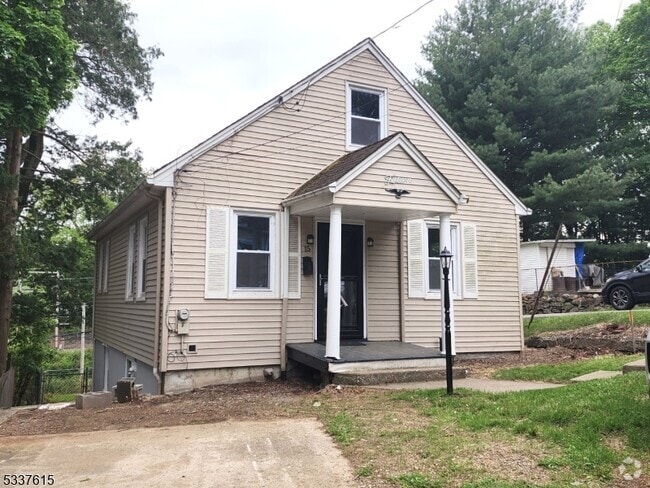 Building Photo - 15 Plane St Rental