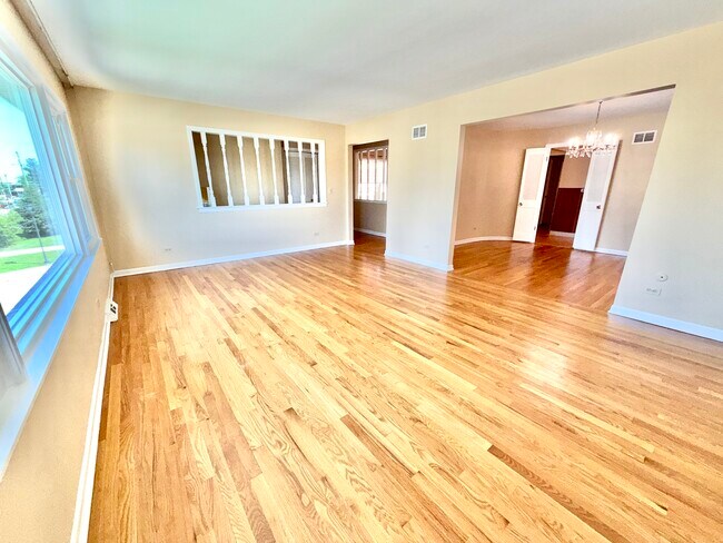 5025 Carol St Unidad Top floor