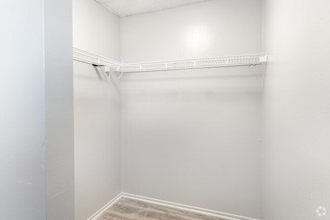 1BD, 1BA - 600SF - Walk-in Closet