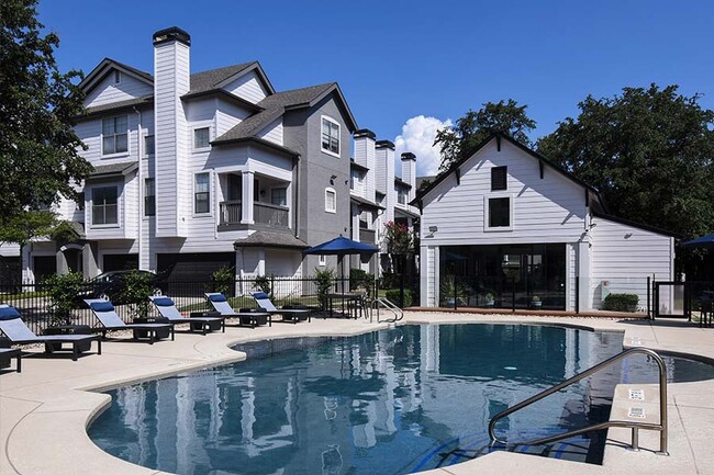 Nuestra piscina estilo centro turístico incluye una terraza con asientos de salón - NoA on McNeil Townhomes + Flats