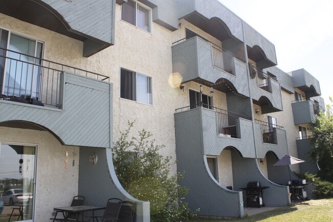 Photo - 5322-5346 46 St Unit WB-2205