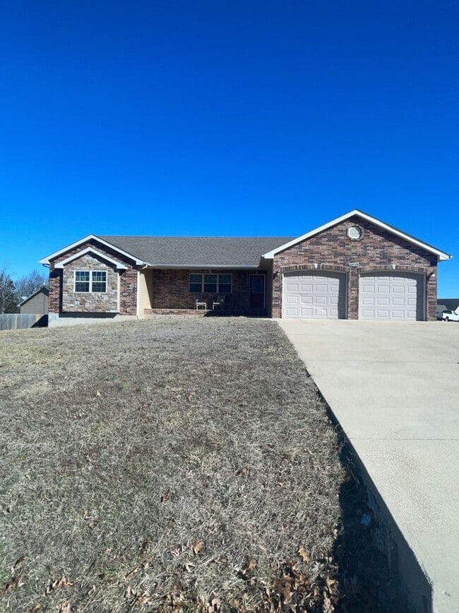 Building Photo - Gorgeous Custom 5 Bedroom, 3 Bathroom Home...