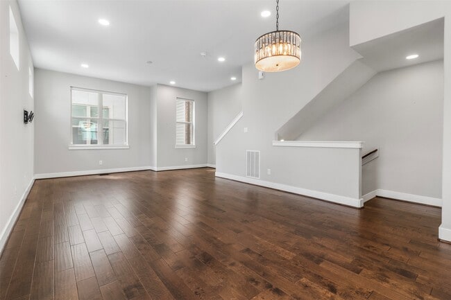 Photo - 719 Schwartz St