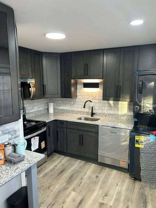 Building Photo - 921 Stratford Ln