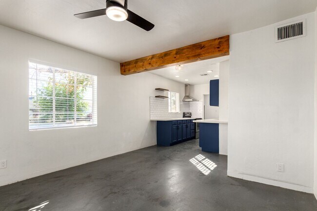 Building Photo - 2452 E Amelia Ave Unit 02