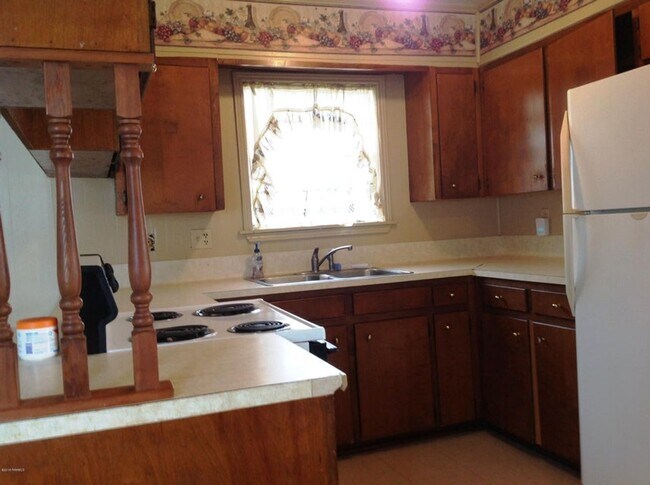 Photo - 706 Picard Rd