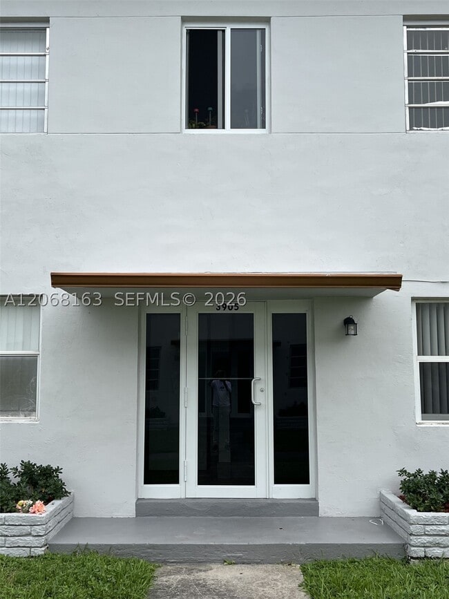 Building Photo - 3911 W Flagler St Unit 2C