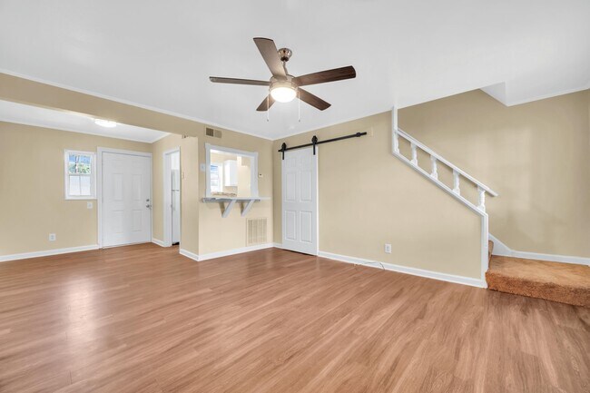 Photo - Colonial Court Apartments