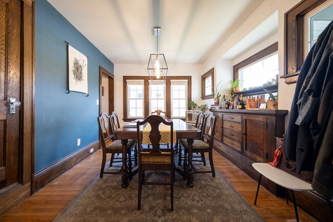 Photo - 817 Central Ave W