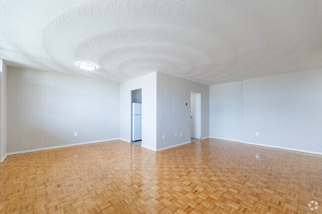 2BR, 1BA - 973SF - Living Room - 3875 Sheppard Avenue East