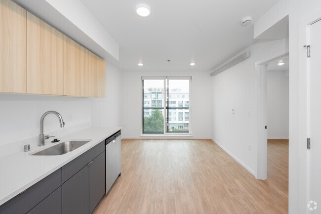 1BR, 1BA - 709SF - Kitchen/Living Room