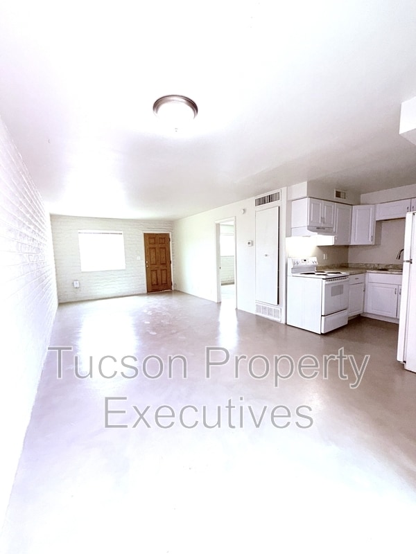 Photo - 315-319 E Blacklidge Dr