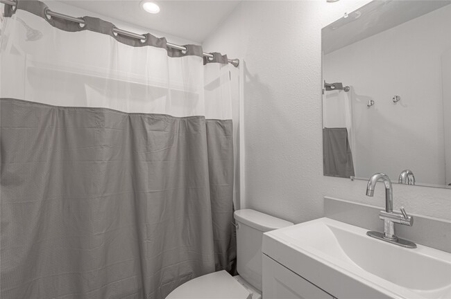 Building Photo - 1805 Ave Q