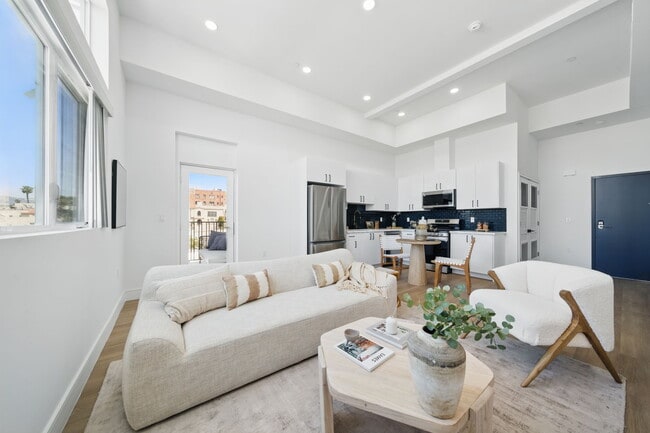 Photo - 212 N Mariposa Ave