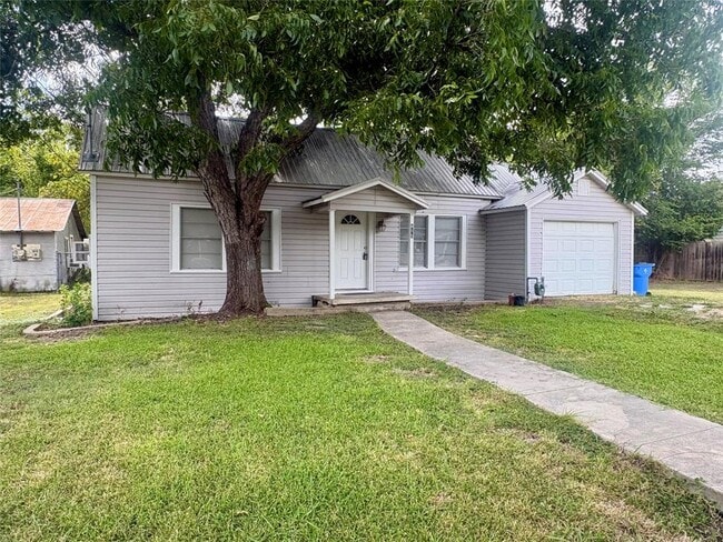 Photo - 815 Lizzie St
