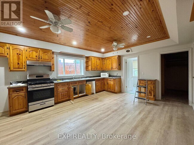 Photo - 112 Baseline Rd E
