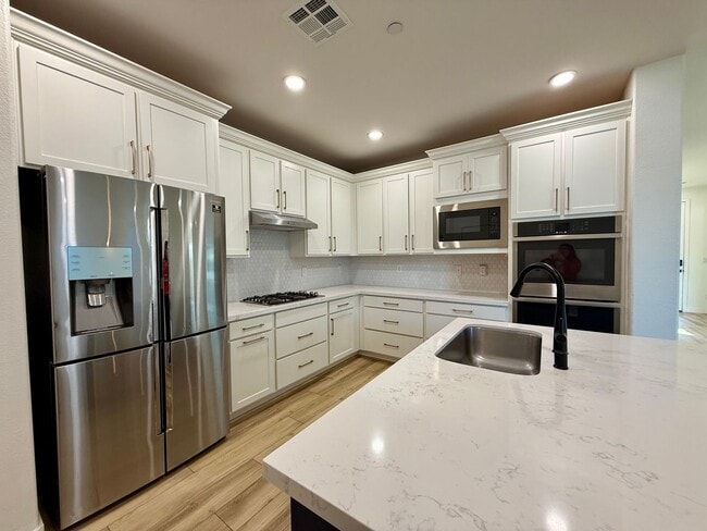 Photo - 3/BD 2.5/BA Contemporary Comfort in a Prime Location!