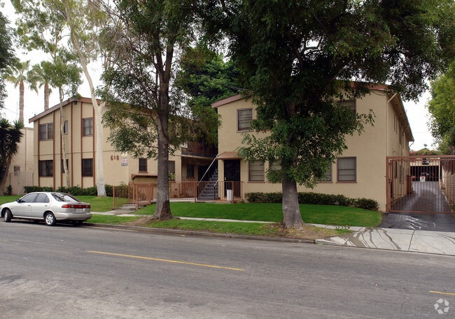 Building Photo - 608 W. Hyde Park Blvd.