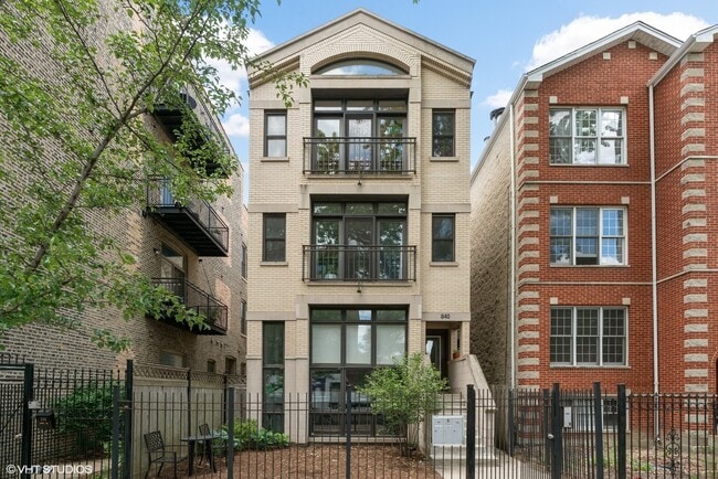 Building Photo - 840 N Wood St Unit 3