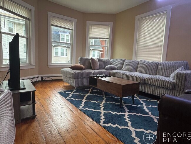 Building Photo - 44 Hillside St Unit 1