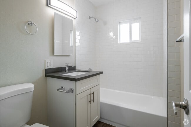 2BR, 2BA - 1,000SF - Bathroom