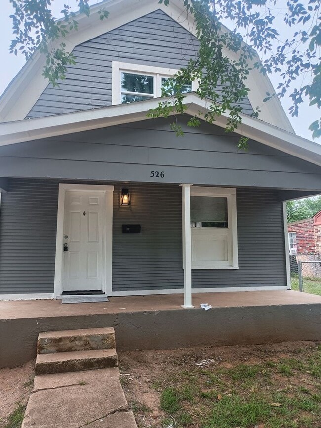 Building Photo - 3 Bed / 1.5 Bath Home Available Now!