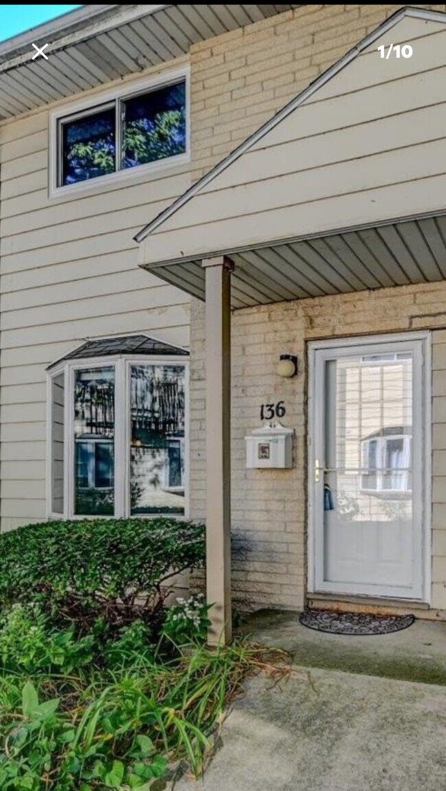 Building Photo - 136 N Lakewood Gardens Ln Unit 136 Rental