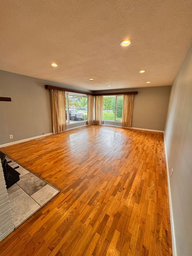 14 Royal Oaks Dr