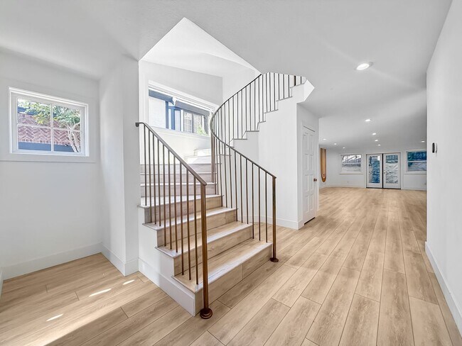 Photo - Stunning 4B/3BA House in Gated Community i...