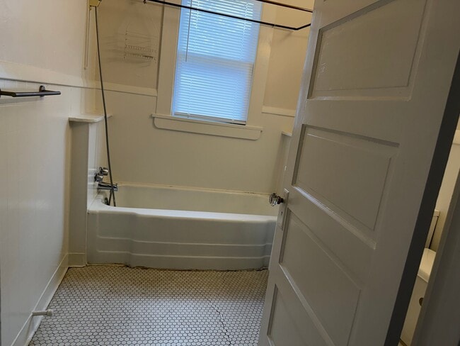 Photo - 511 E 8th St Unit Apt. 3