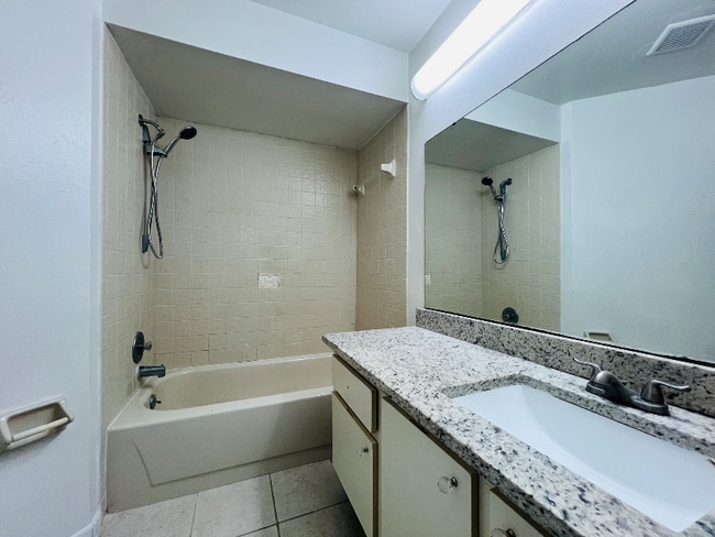 Photo - 3700 Southpointe Dr Unidad L-7