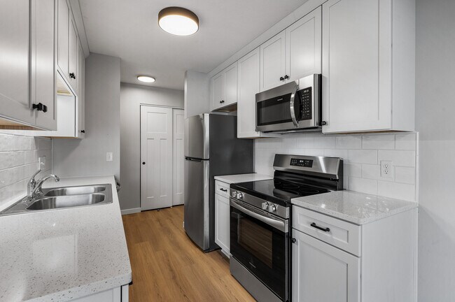 Kitchen - 1551 Namekagon St Unit Namekagon U4