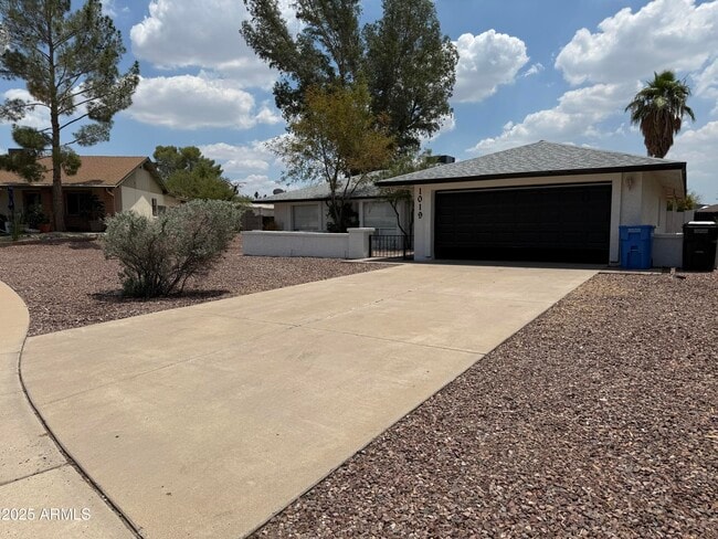 Photo - 1019 E Rowlands Ln House