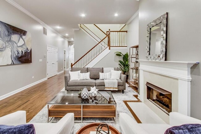 Building Photo - 4 bedroom in Chicago IL 60657 Unit 1S Rental