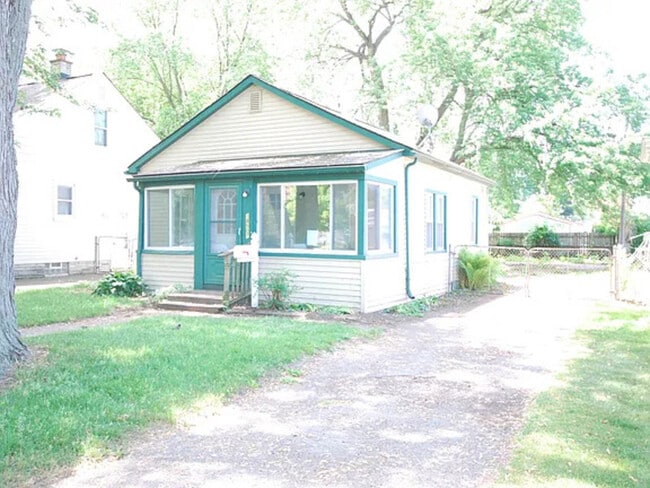 Photo - 18507 Lennane St