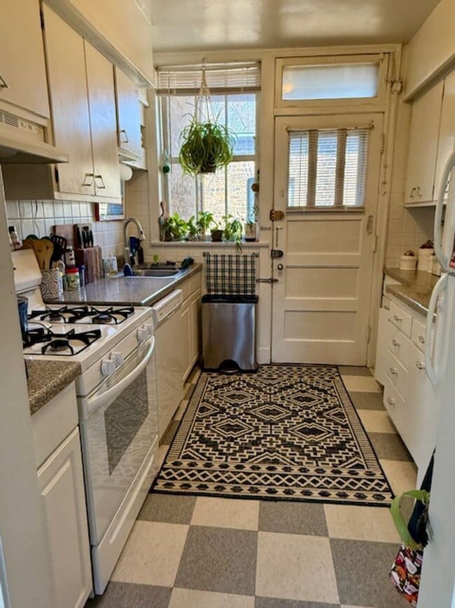 Photo - Desirable Ravenswood One Bedroom/One Bathroom ~ Heat Included Unit 4881-2B