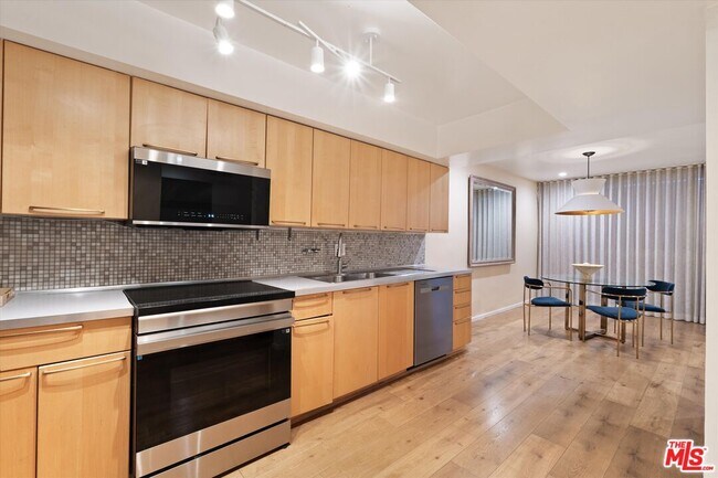 7270 Hillside Ave Unit 208