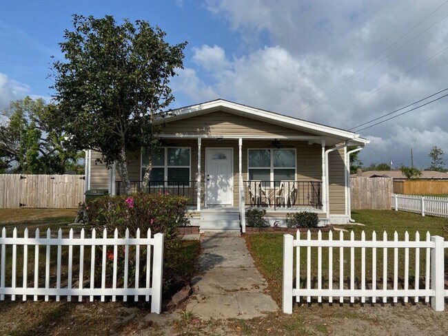 Building Photo - 902 Arkansas Ave Rental