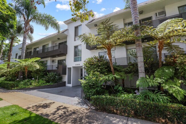 Sidewalk View of Dorothy Westwind by Wiseman - Dorothy Westwind by Wiseman