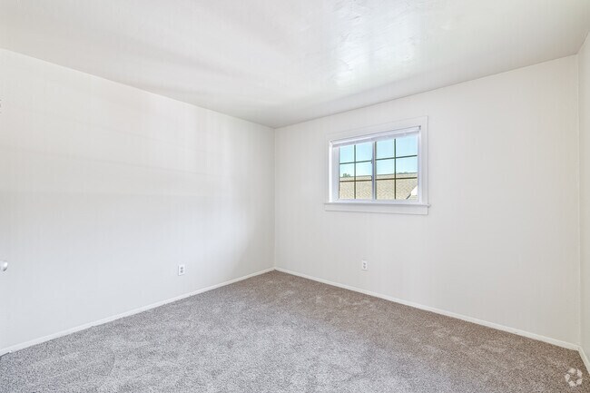 2BR, 1BA - 867SF - Second Bedroom
