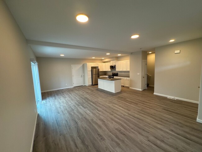 Brand New 4 Bed / 2.5 Bath Duplex! **$99 F... - Brand New 4 Bed / 2.5 Bath Duplex! **$99 F... Casa