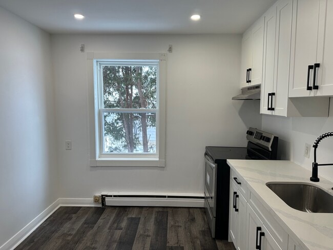 Photo - 113 Rossland Rd E Unit 3